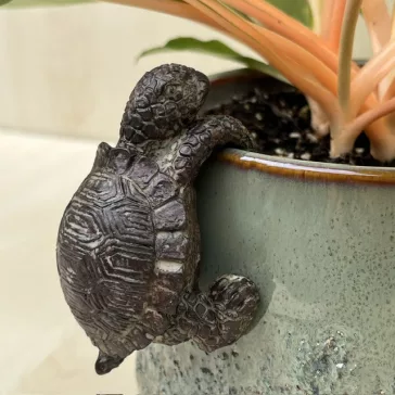 Pot-hanging turtle figurine